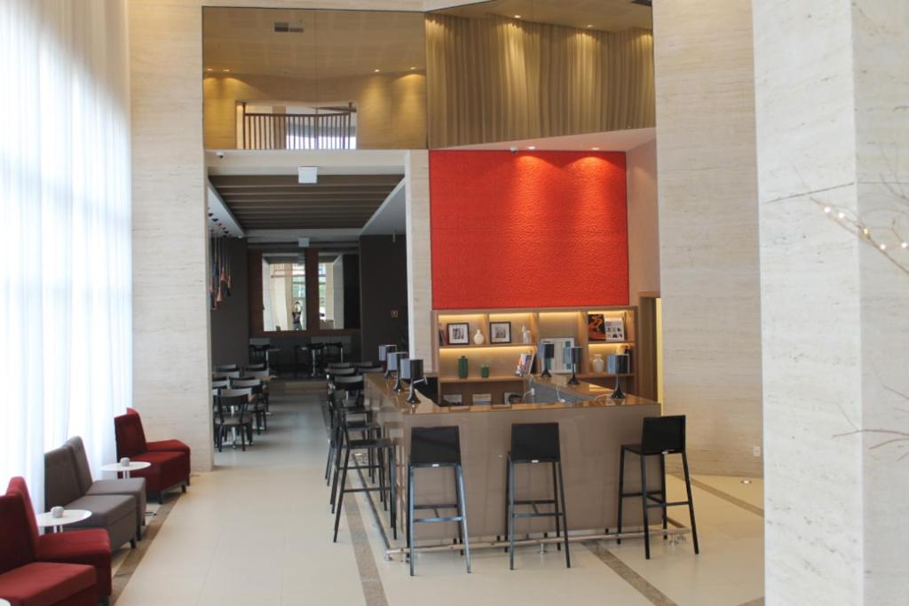  Apartamento Barra da Tijuca 2 Quartos Suítes Sala Cozinha completa e Serviço