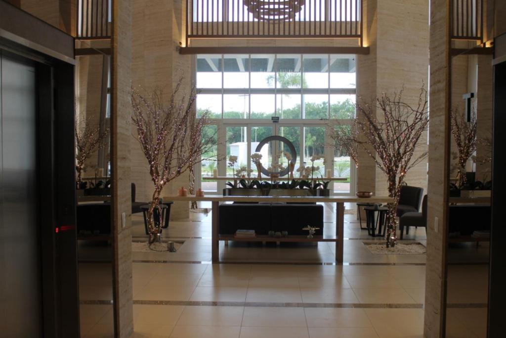  Apartamento Barra da Tijuca 2 Quartos Suítes Sala Cozinha completa e Serviço