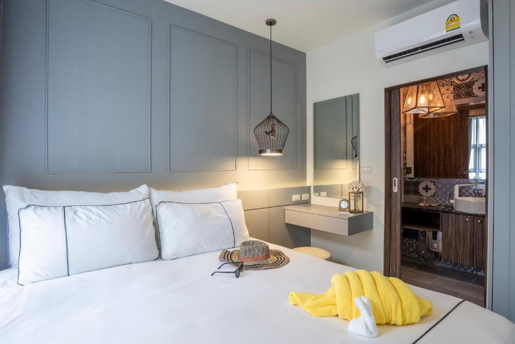 Postel nebo postele na pokoji v ubytování Surin Beach Residence - Official Account