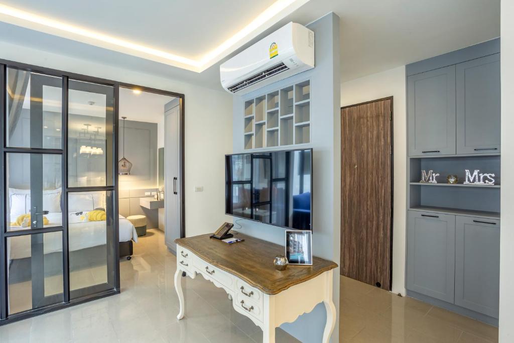 TV a/nebo společenská místnost v ubytování Surin Beach Residence - Official Account