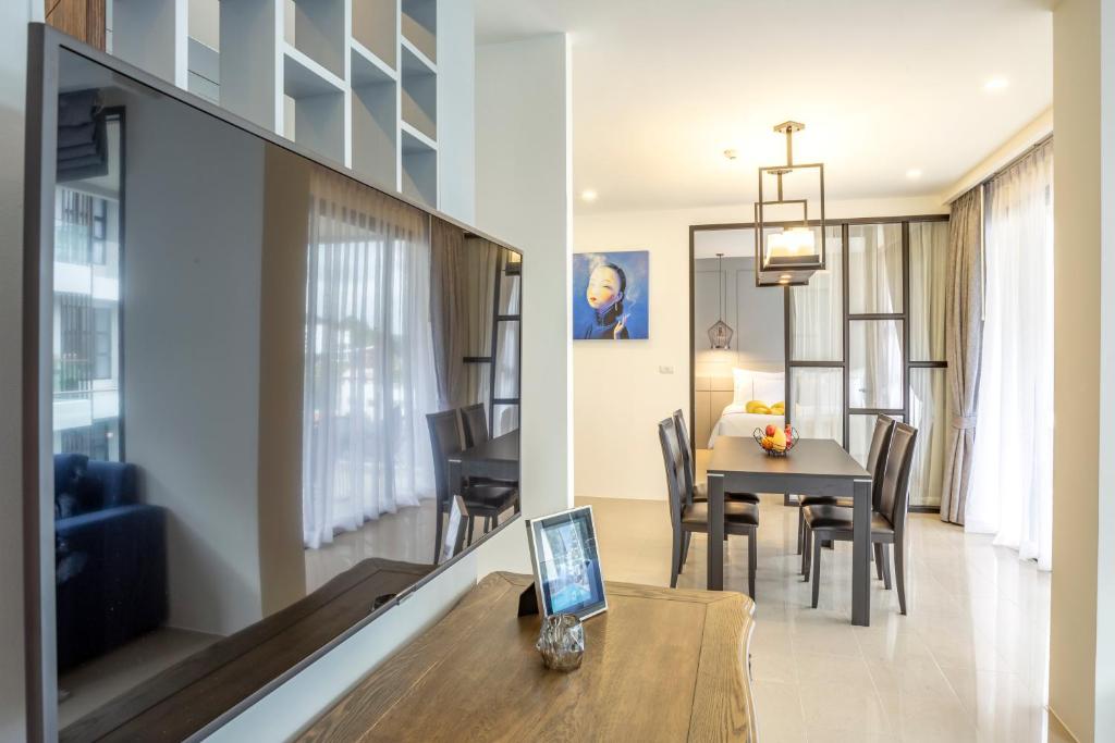 TV a/nebo společenská místnost v ubytování Surin Beach Residence - Official Account
