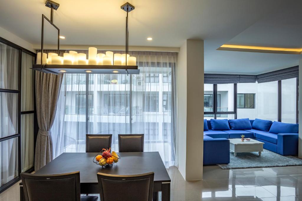 Posezení v ubytování Surin Beach Residence - Official Account