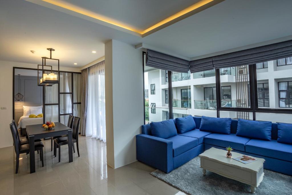Posezení v ubytování Surin Beach Residence - Official Account