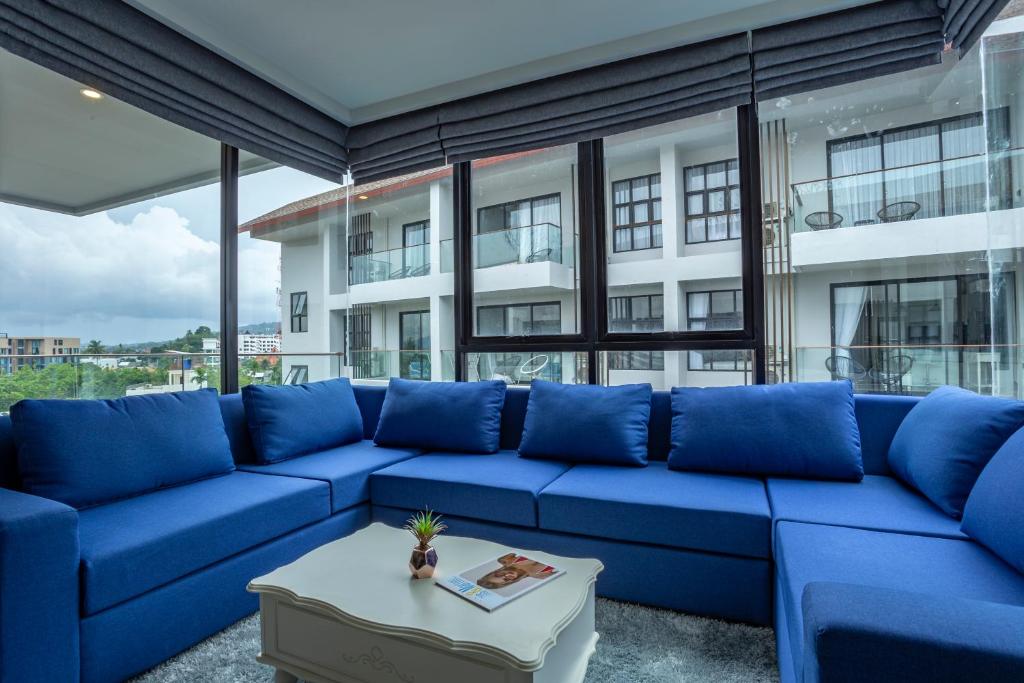 Posezení v ubytování Surin Beach Residence - Official Account