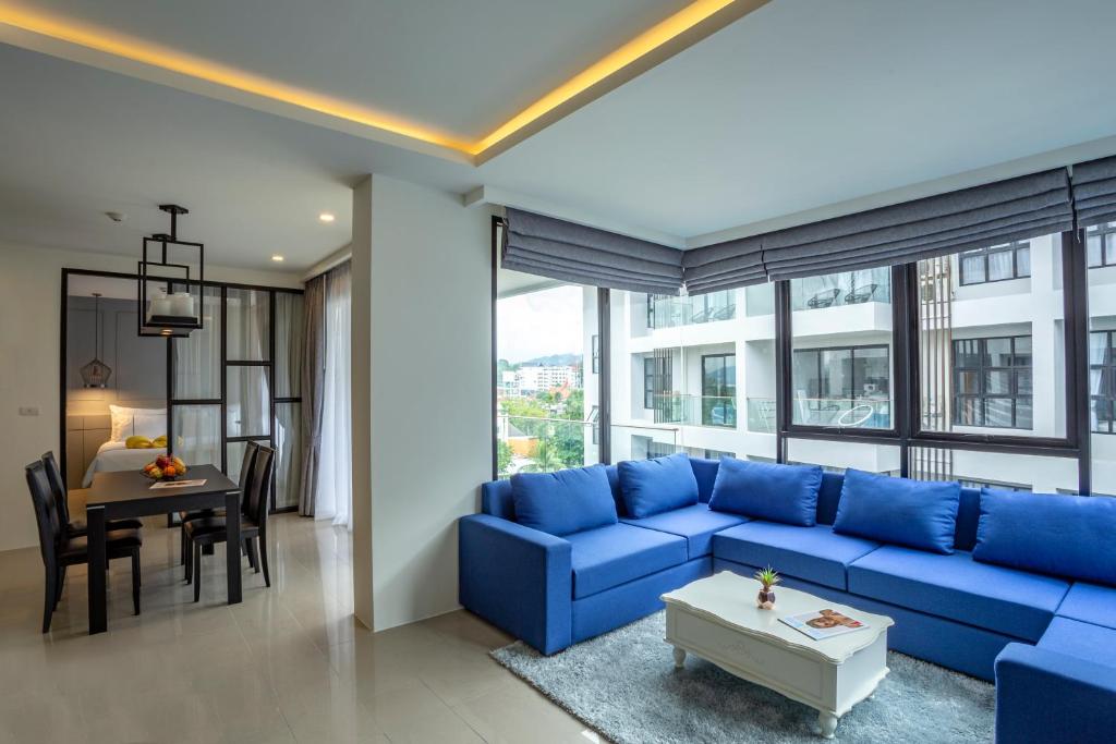 Posezení v ubytování Surin Beach Residence - Official Account