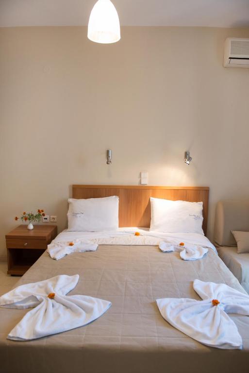 Postel nebo postele na pokoji v ubytování Vassiliki Bay Hotel