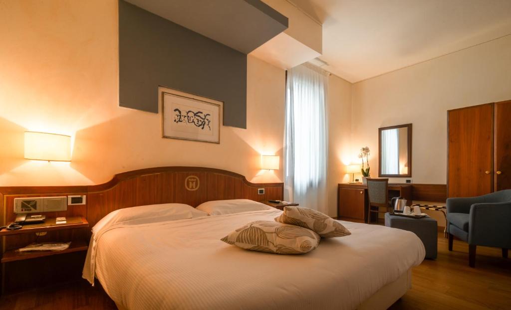 Postel nebo postele na pokoji v ubytování Hotel Alla Torre