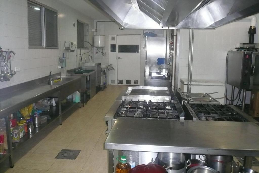 a kitchen with a stove top in a kitchen at Hostal El Rincón - Casa Marcos in Yepes
