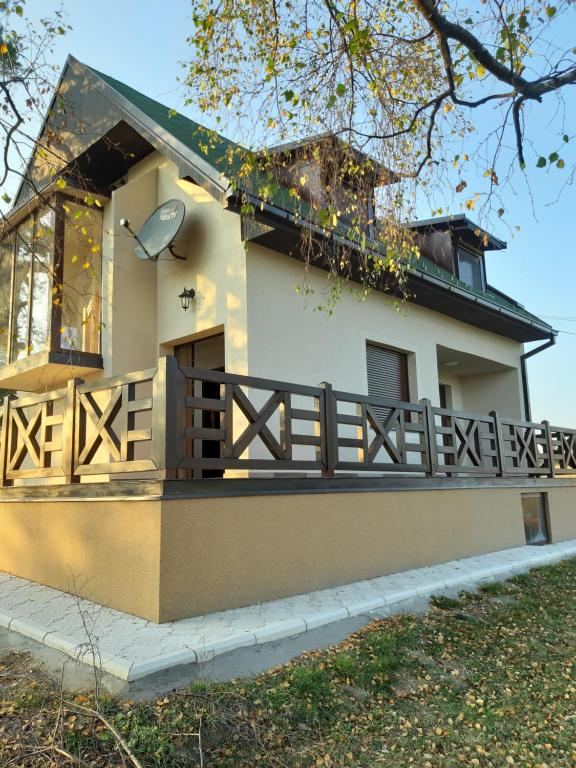 een huis met een houten hek ervoor bij Maison ALANA in Divčibare