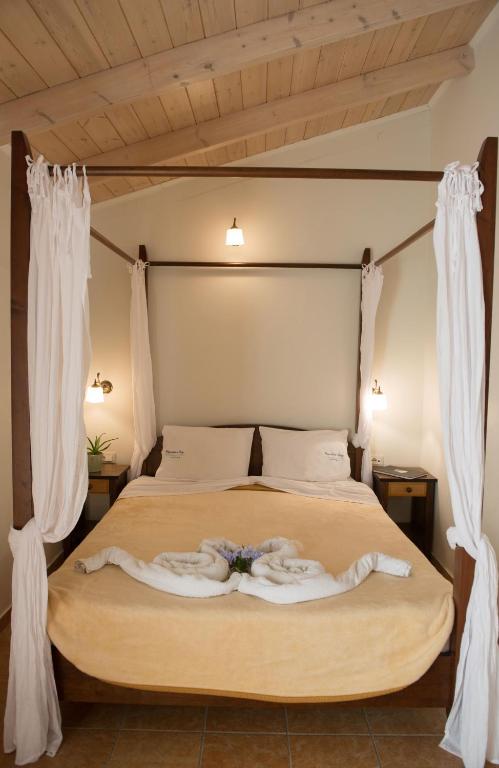 Postel nebo postele na pokoji v ubytování Vassiliki Bay Hotel