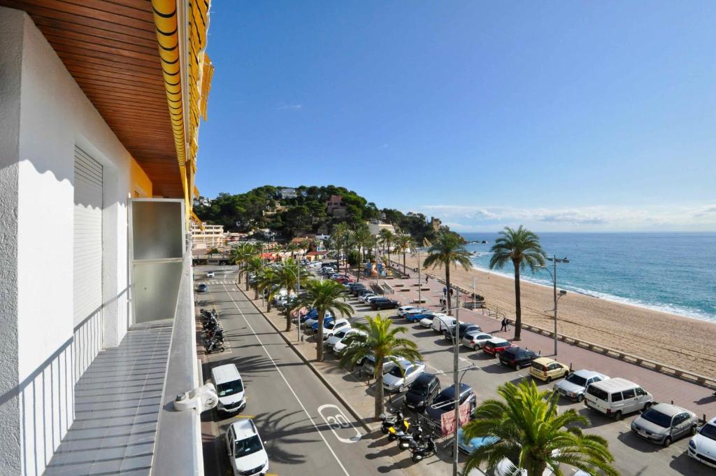 - un balcon dans un immeuble avec un parking et la plage dans l'établissement Apartment Arena - Lloret de Mar, à Lloret de Mar