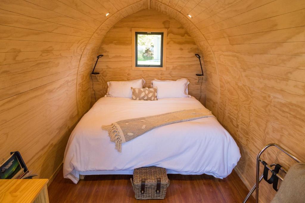1 dormitorio con 1 cama en una habitación pequeña en Antares Homestay en Renwick