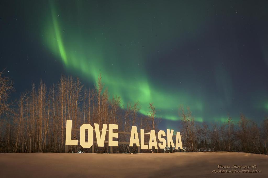 um sinal que diz amor Alaska sob as luzes do norte em Pike's Waterfront Lodge em Fairbanks