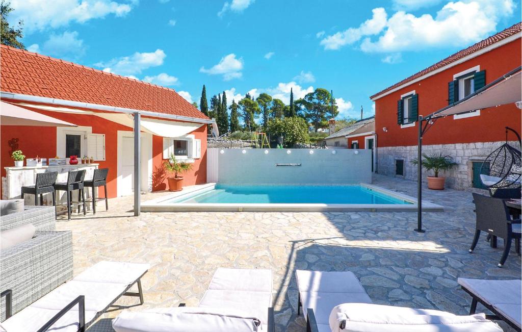 eine Terrasse mit einem Pool in einem Haus in der Unterkunft Lovely Home In Zedno With Wifi in Trogir