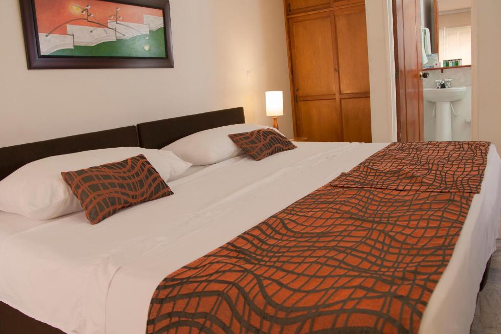 Postel nebo postele na pokoji v ubytování Hotel Flamingo Cali