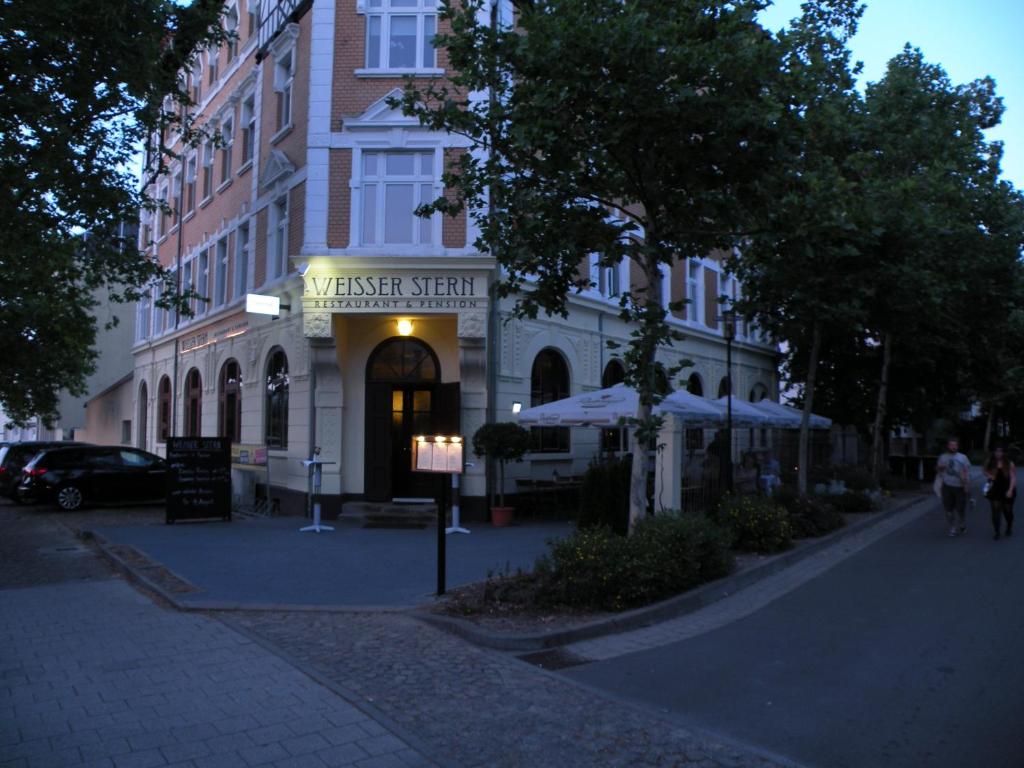 un edificio con un letrero para un restaurante en una calle en Hostaria da Marcello - en Markkleeberg