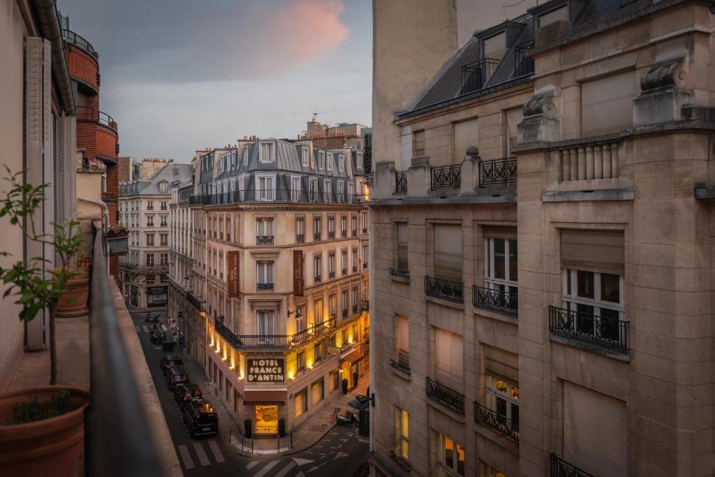 パリにあるオテル フランス ダンタン オペラの建物のある街並み