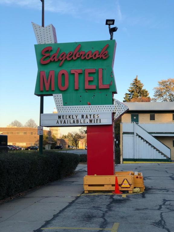 una señal de motel frente a un motel en EDGEBROOK MOTEL en Chicago