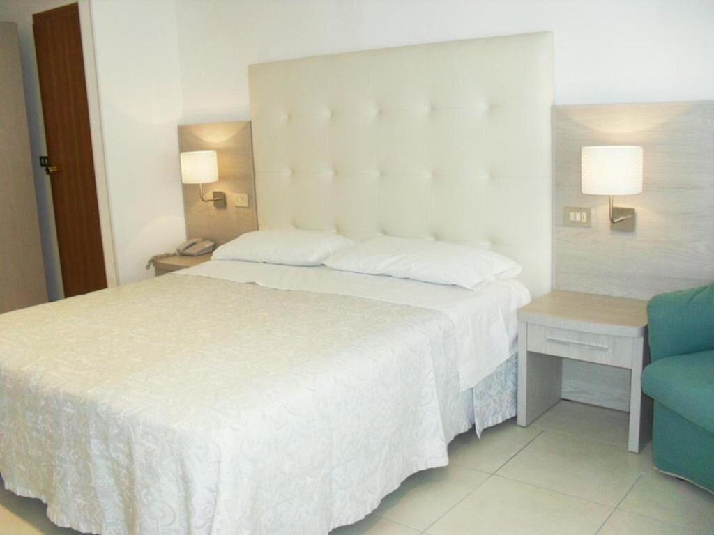 Łóżko lub łóżka w pokoju w obiekcie Hotel Alda