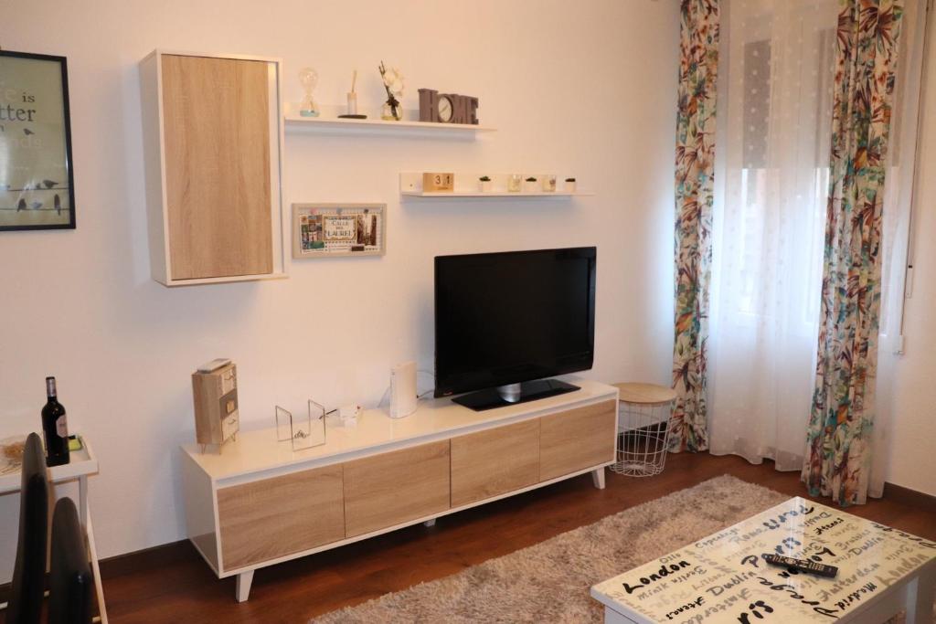 Televízia a/alebo spoločenská miestnosť v ubytovaní Dres Castroviejo Peatonal