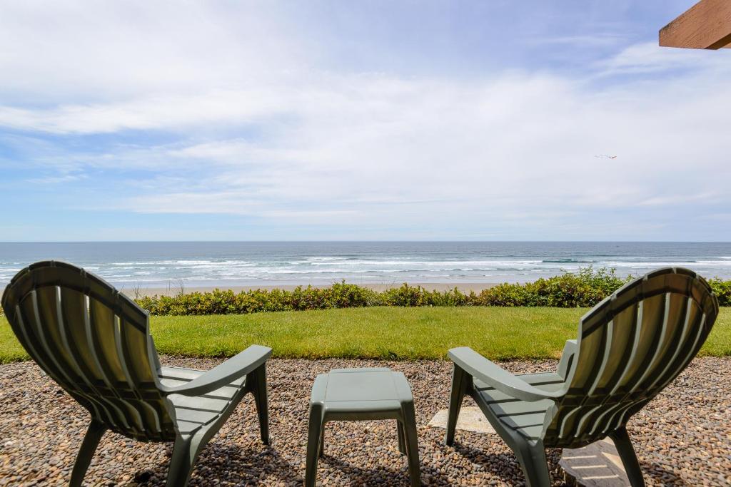 - deux chaises et une table sur la plage dans l'établissement Hallmark Resort - Newport, à Newport