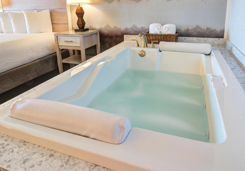 Postel nebo postele na pokoji v ubytování Hallmark Resort - Newport