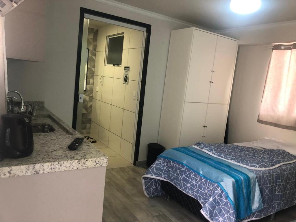 Postel nebo postele na pokoji v ubytování Bela Curitiba Hostel