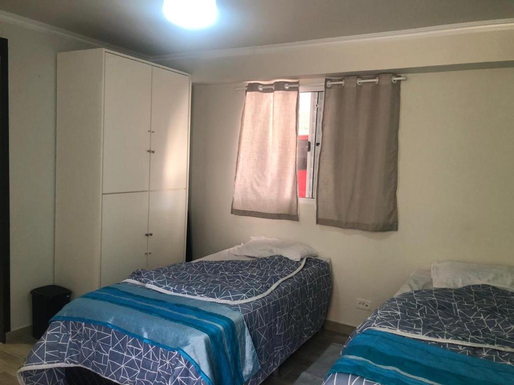 Postel nebo postele na pokoji v ubytování Bela Curitiba Hostel