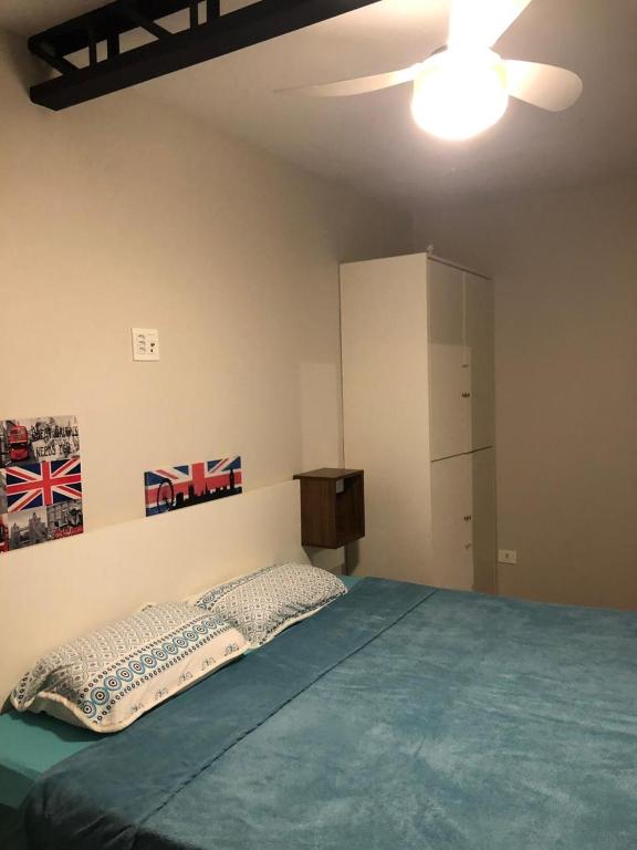 Postel nebo postele na pokoji v ubytování Bela Curitiba Hostel