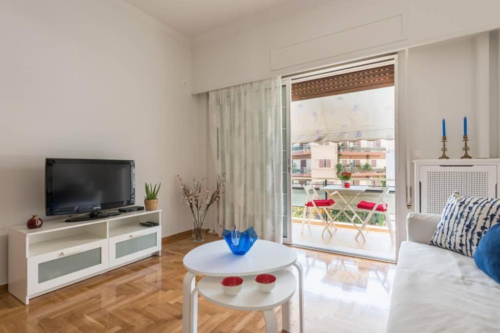 Televízia a/alebo spoločenská miestnosť v ubytovaní NEW! Bright & Remodeled 1Bed apt 2min Walk to Acropolis