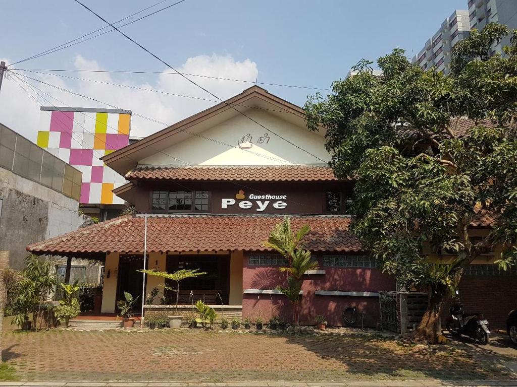 un edificio con un cartel en la parte delantera en Peye Guesthouse en Malang