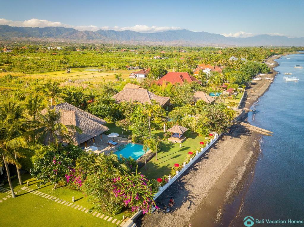 een luchtzicht op een resort naast het water bij Villa Agus Mas - Serene & calm beachfront villa! in Banjar