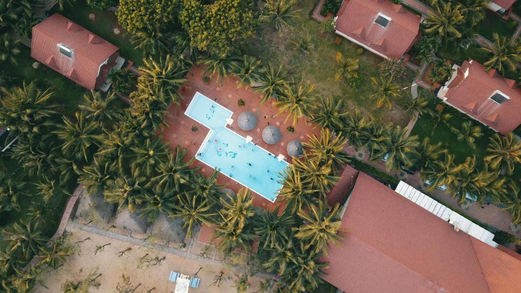 an overhead view of a swimming pool and palm trees at Huong Phong Ho Coc Beach Resort in Ho Coc