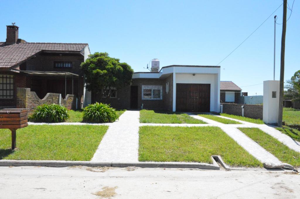 ein Haus mit einer Auffahrt davor in der Unterkunft Villa Bono in Santa Clara del Mar
