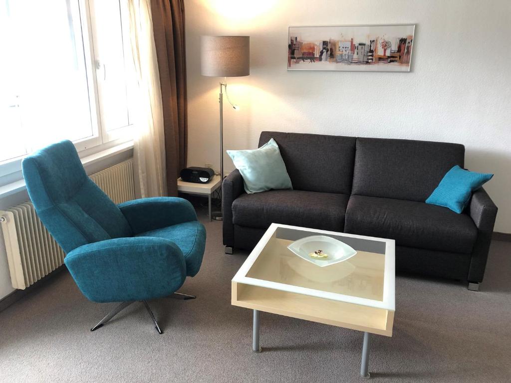 sala de estar con sofá, 2 sillas y mesa en Studio Ravaisch, en Davos