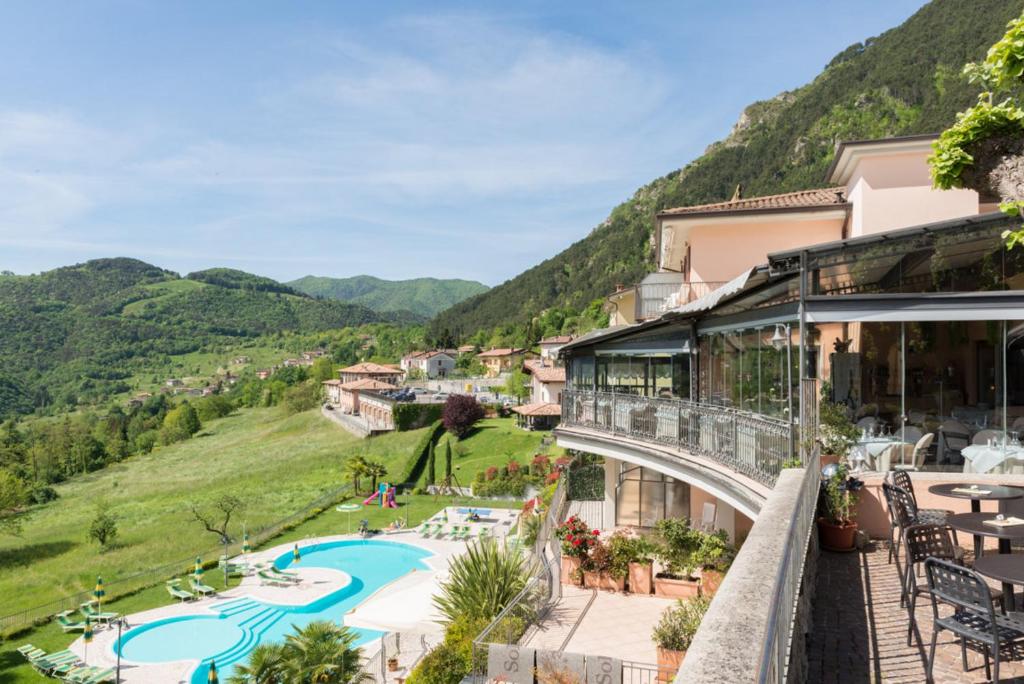 トレモージネ・スル・ガルダにあるHotel La Fenice e Soleのプールと山々の景色を望むリゾート