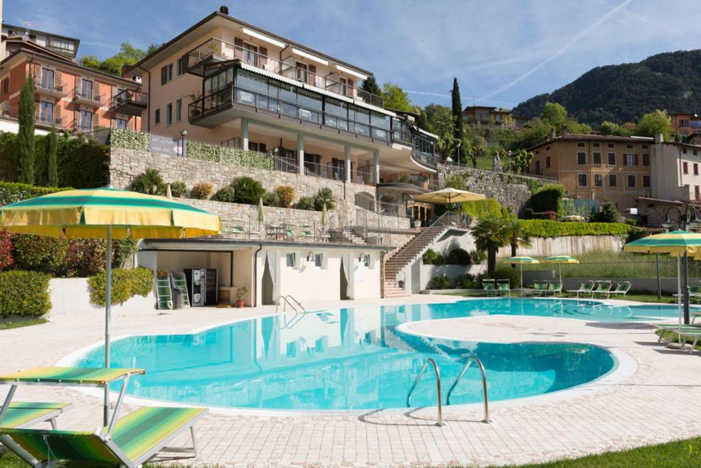 Bazén v ubytování Hotel La Fenice e Sole nebo v jeho okolí