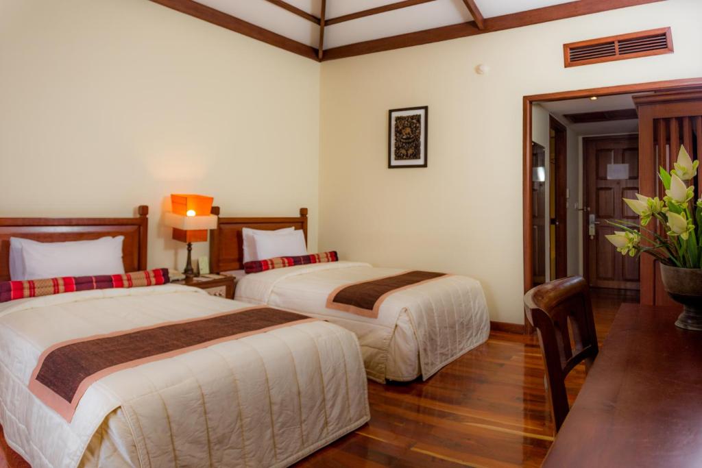 Postel nebo postele na pokoji v ubytování Royal Angkor Resort & Spa
