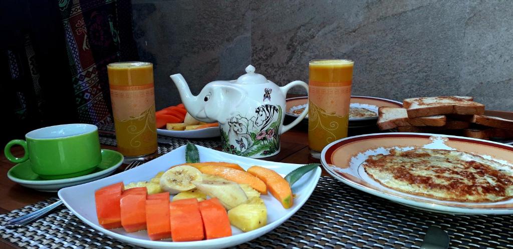 uma mesa com pratos de comida e um bule de chá em Nalaka Relaxing Home em Weligama