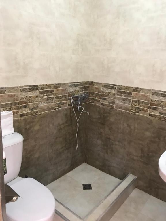 un bagno con un water e un lavandino di WATERFALL a Kazbegi