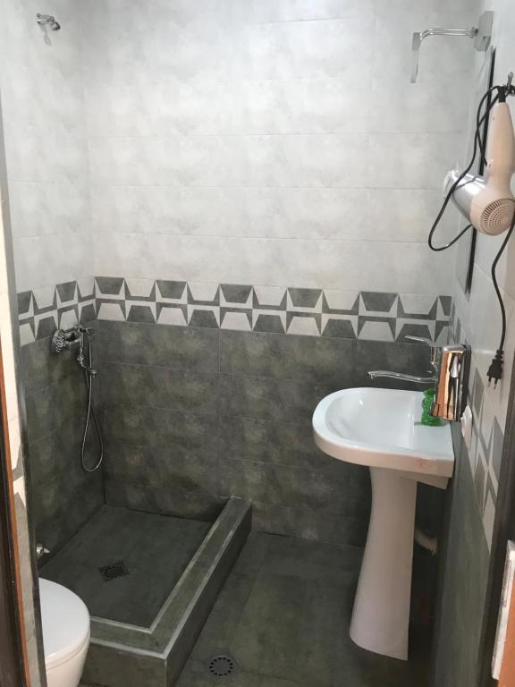 un bagno con lavandino e WC di WATERFALL a Kazbegi