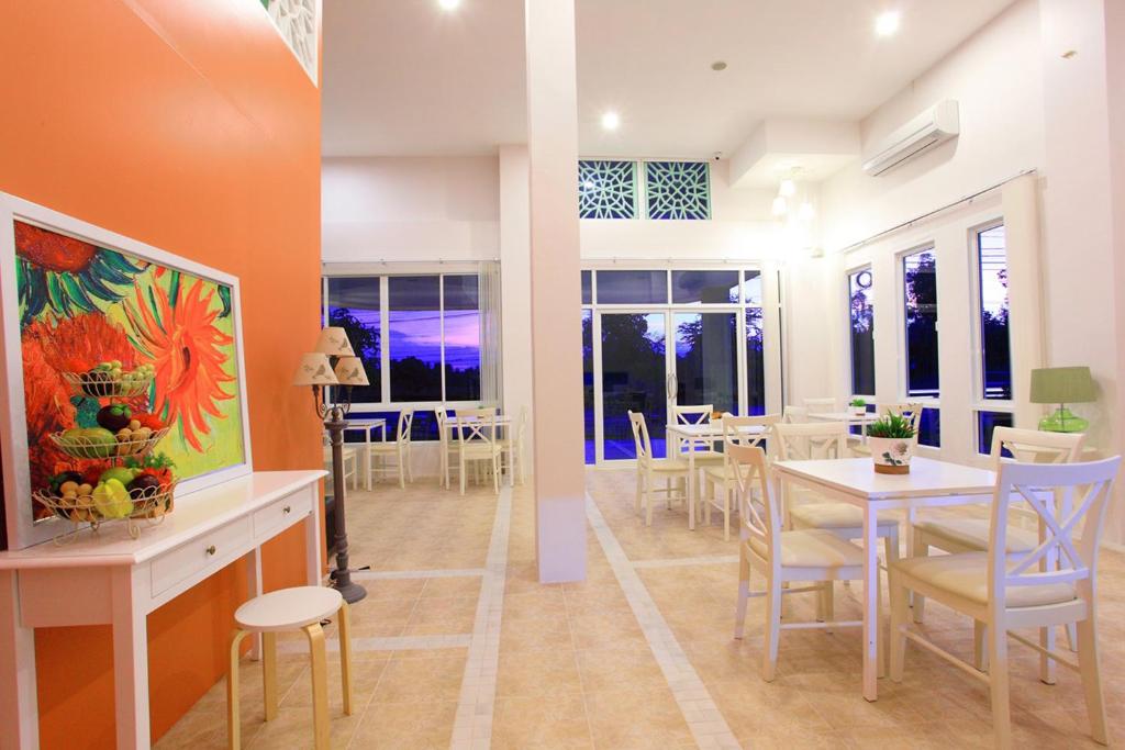 a dining room with a table and chairs at The Terrace Hotel in Nakhon Si Thammarat