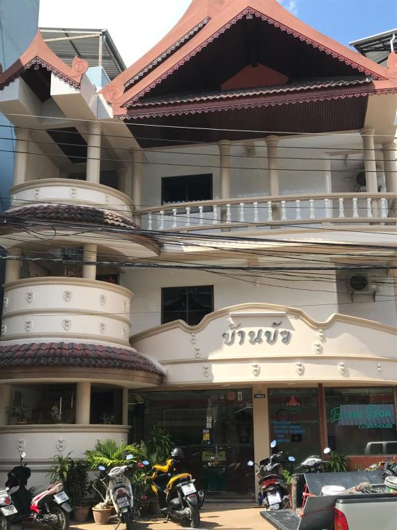 un edificio con motocicletas estacionadas frente a él en Baan Boa Guest House, en Patong Beach