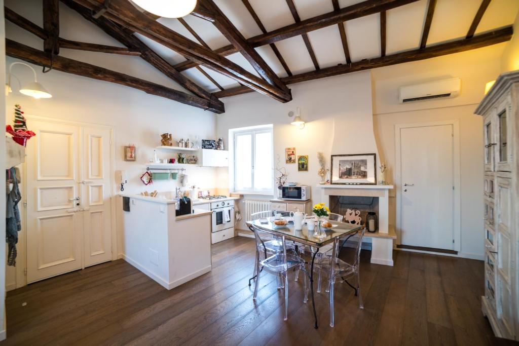 una cocina con electrodomésticos blancos y una mesa en una habitación en White House, en Orvieto