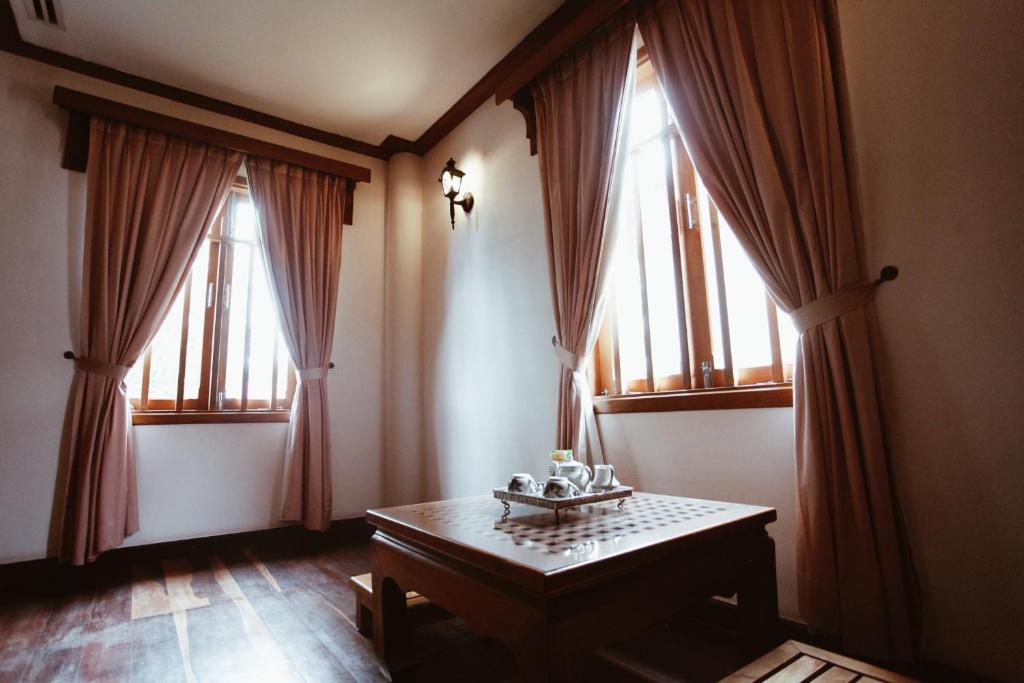 Postel nebo postele na pokoji v ubytování Royal Angkor Resort & Spa