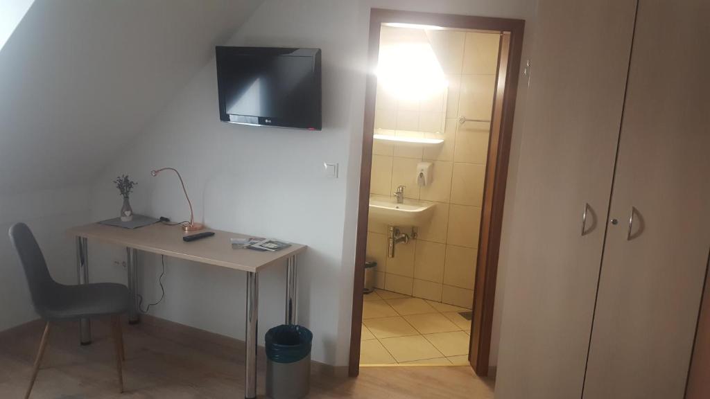 TV a/nebo společenská místnost v ubytování Hotel & Hostel Marenberg Radlje