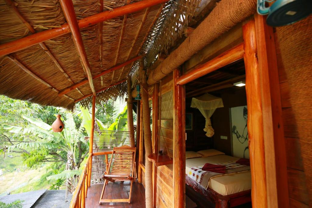 Zimmer mit einem Bett und einem Balkon mit einem Bett und einem Bett in der Unterkunft Mount Wood Star in Ella