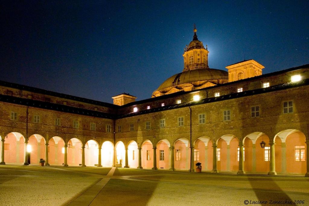 a large building at night with lights on at Casa REGINA MONTIS REGALIS in Vicoforte