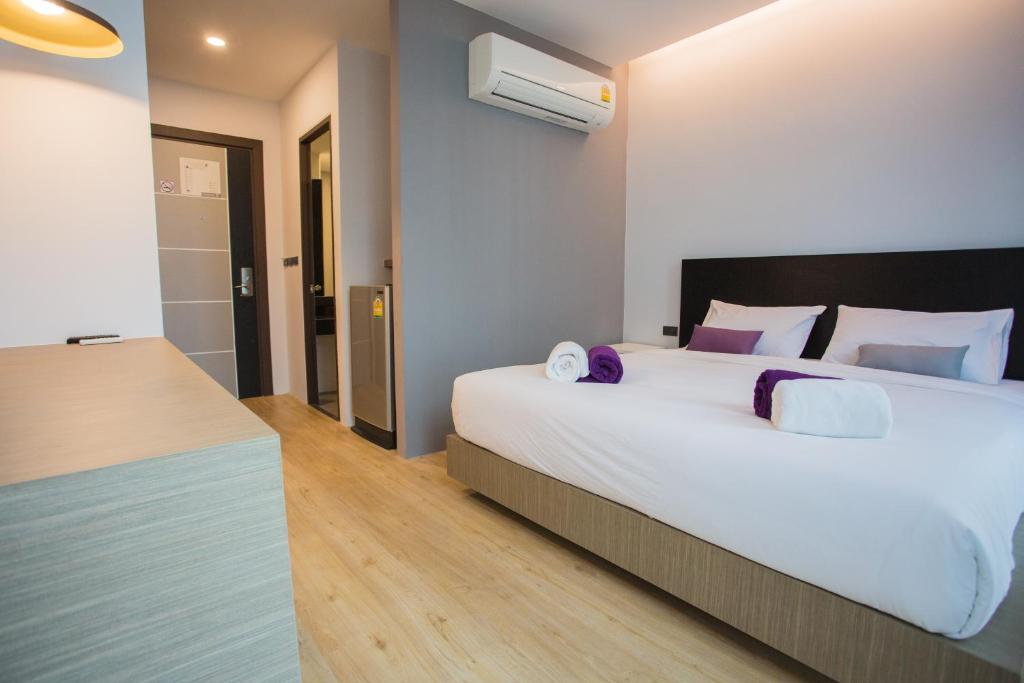 Postel nebo postele na pokoji v ubytování Chaweng Villawee Hotel