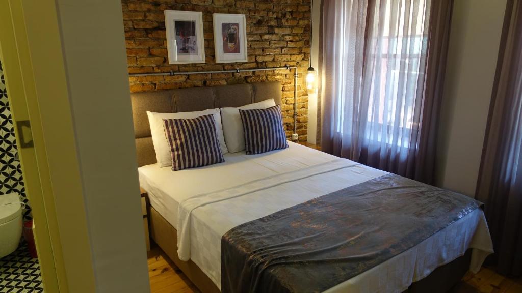A bed or beds in a room at Mono Hotel